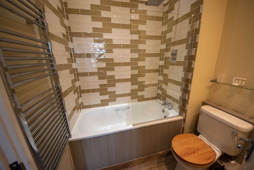 Norfolk Arms Hotel Classic Double Room 7