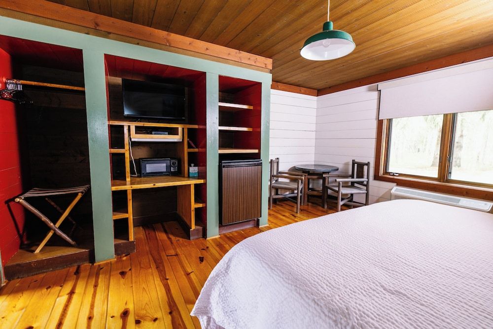 Drummond Island Resort Lodge Room, 1 King Bed, Forest View 6