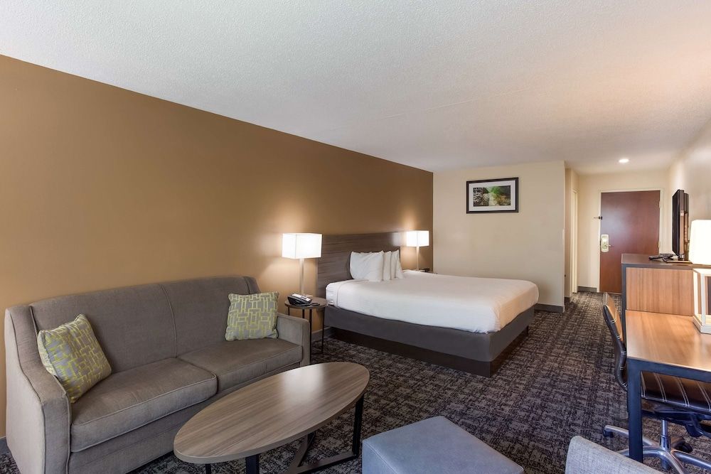 Best Western Logan Inn Executive Room, 1 King Bed with Sofa bed, Non Smoking, Refrigerator & Microwave (with Sofabed) 2