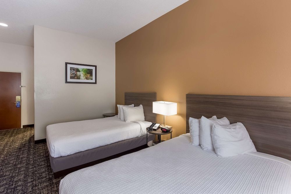 Best Western Logan Inn Standard Room, 2 Double Beds, Non Smoking, Refrigerator & Microwave 3