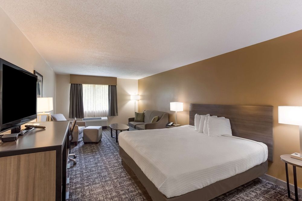 Best Western Logan Inn Executive Room, 1 King Bed with Sofa bed, Non Smoking, Refrigerator & Microwave (with Sofabed) 3