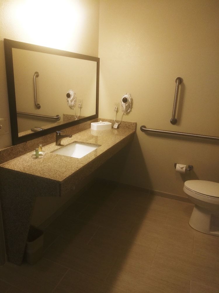 Cobblestone Hotel & Suites - Harborcreek Room, 1 Queen Bed, Accessible, Non Smoking 3