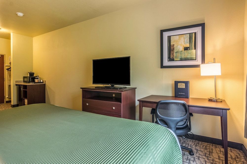 Cobblestone Hotel & Suites - Harborcreek Suite, 1 King Bed, Non Smoking, Jetted Tub 4