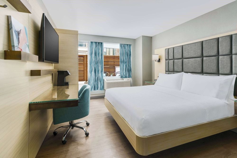 Standard Room, 1 King Bed, Balcony