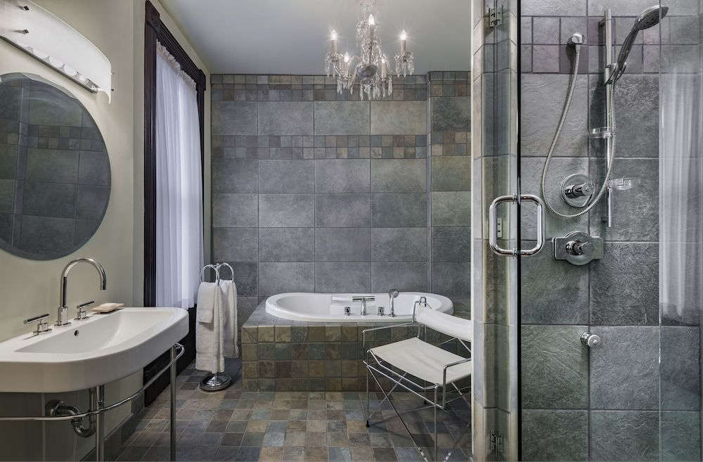 Premium Room, 1 Queen Bed, Jetted Tub