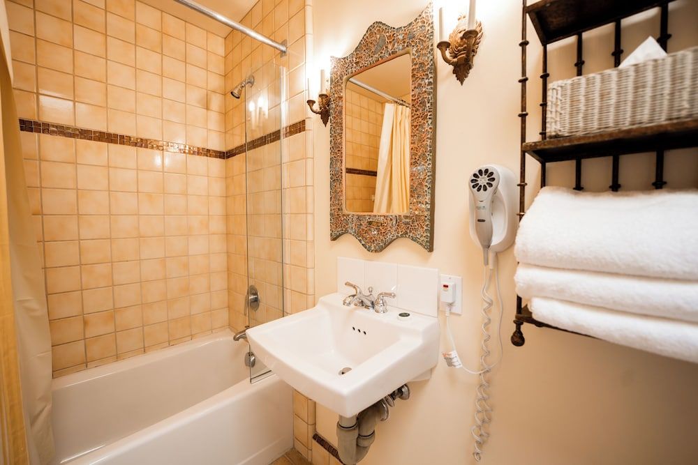 Hotel Sausalito Queen Standard 214 4