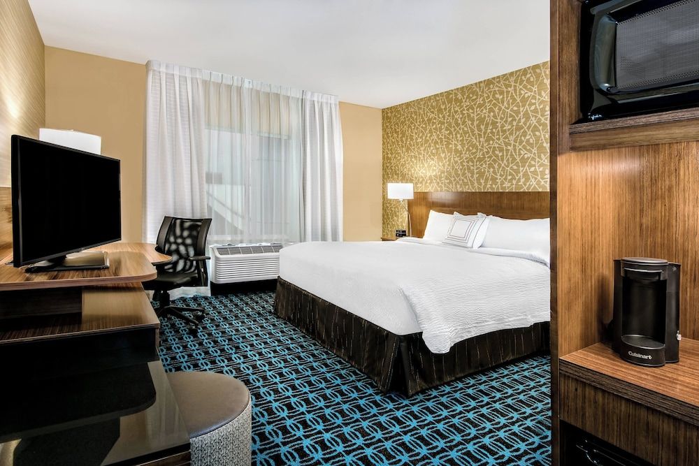 Room, 1 King Bed, Non Smoking (Mobility/Hearing Access, Roll-In Shwr)