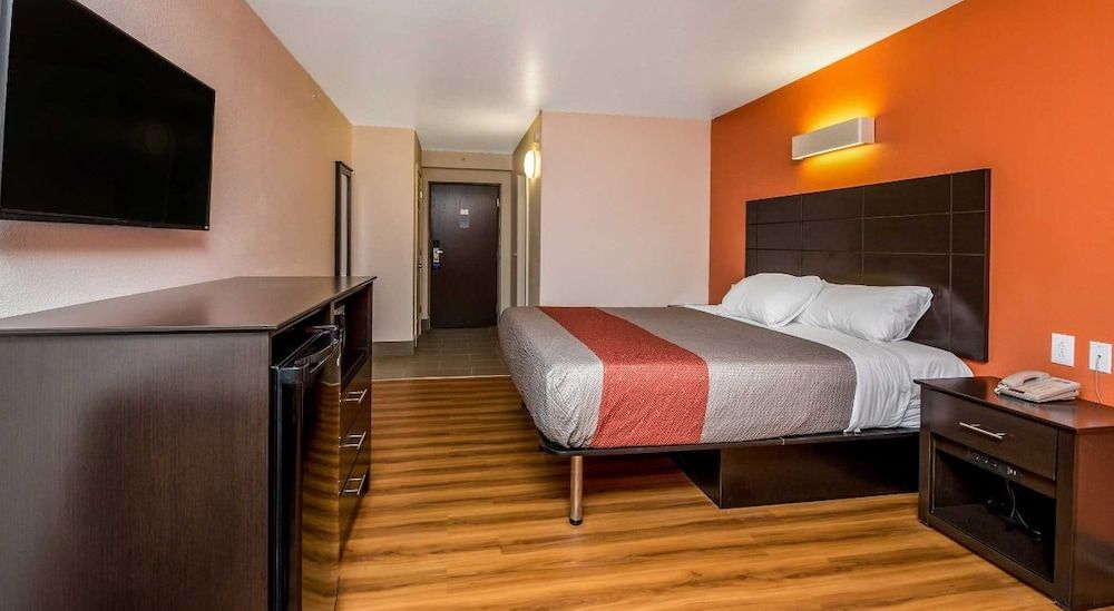 Deluxe Room, 1 King Bed, Accessible, Non Smoking