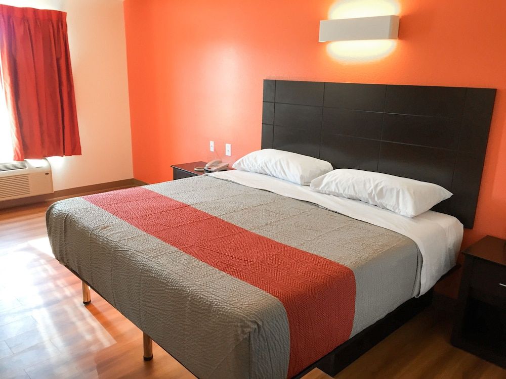 Deluxe Room, 1 King Bed, Accessible, Non Smoking