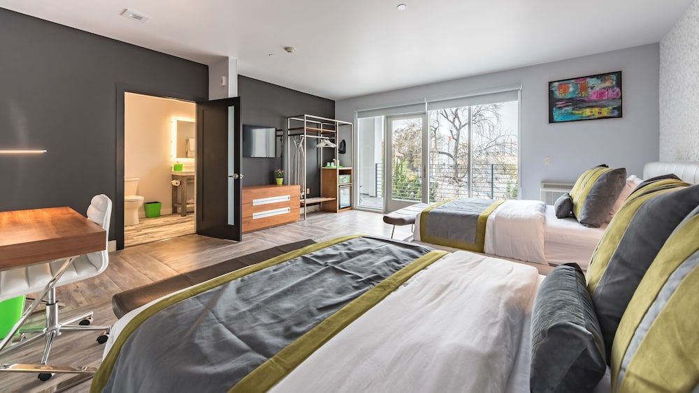 Deluxe Room, 2 Queen Beds, Balcony