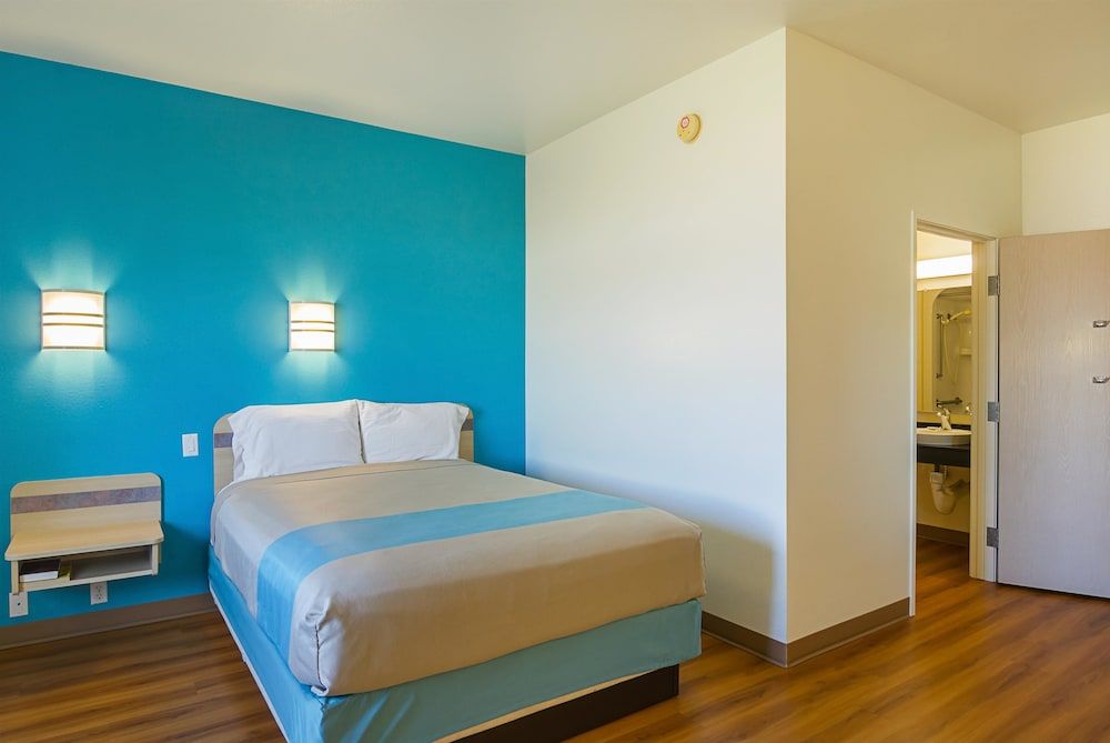 Motel 6 Wheatland, WY Standard Room, 1 Queen Bed, Non Smoking 4