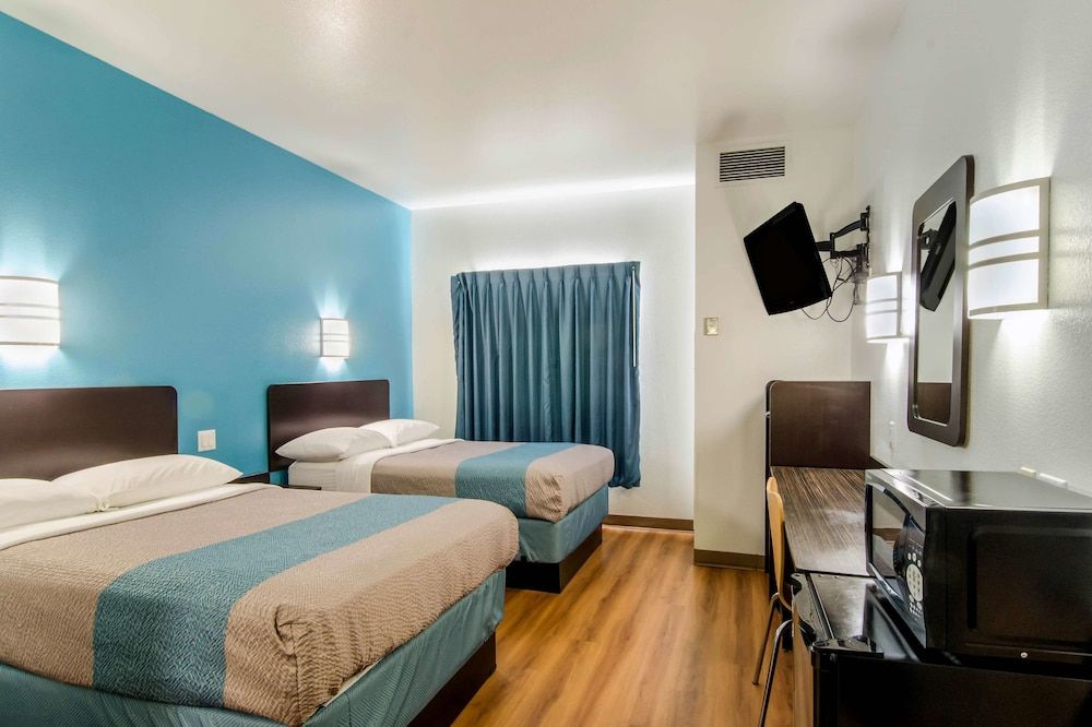 Motel 6 Wheatland, WY Standard Room, 2 Double Beds, Non Smoking 8