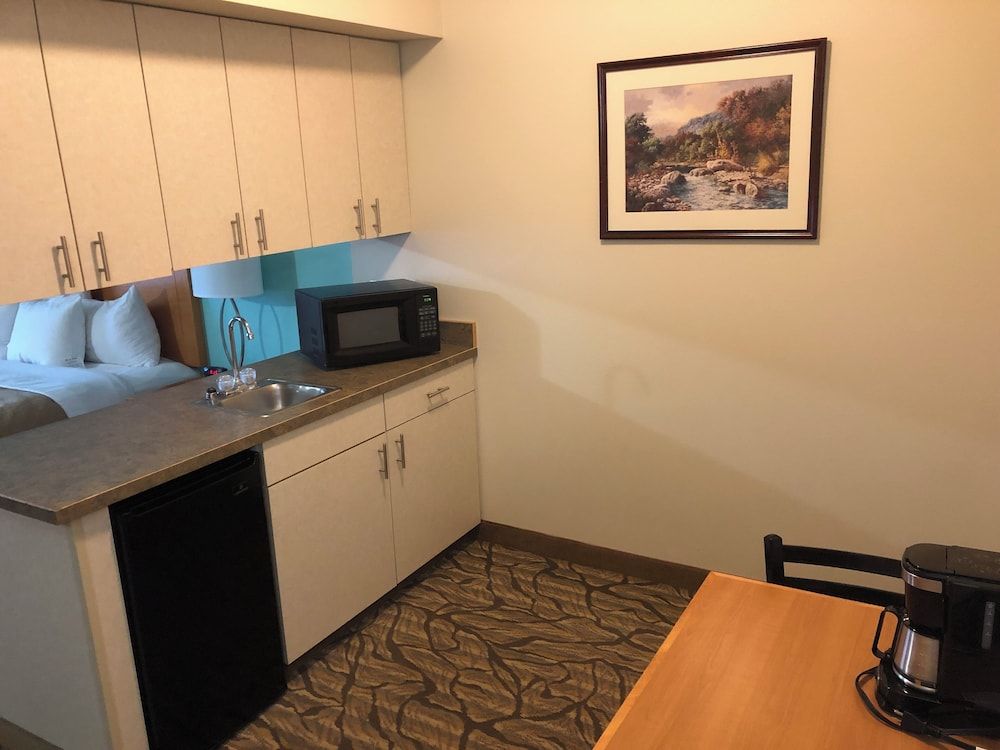 Aspen Hotel Soldotna Deluxe Room, 1 King Bed 6