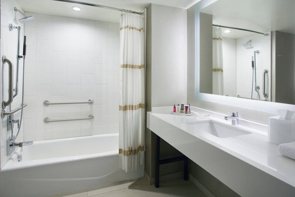 Marriott Columbus OSU Room, 2 Queen Beds (Mobility Accessible, Tub) 3