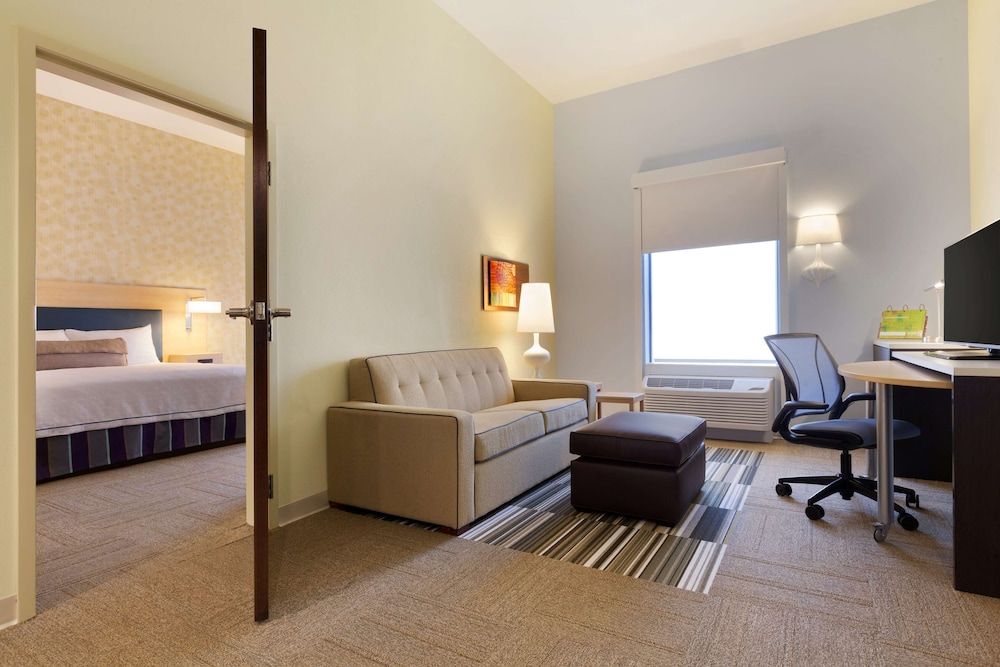 Suite, 1 King Bed, Accessible, Bathtub