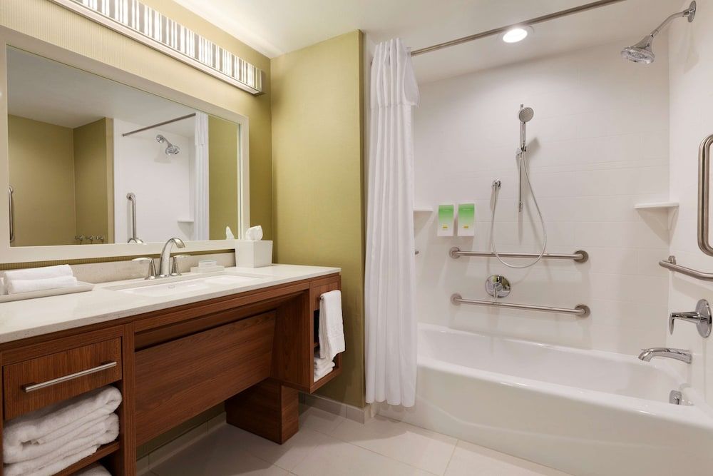 Studio, 2 Queen Beds, Accessible, Bathtub