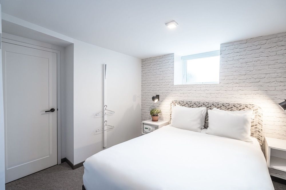 Room, 1 Queen Bed (Buzz)