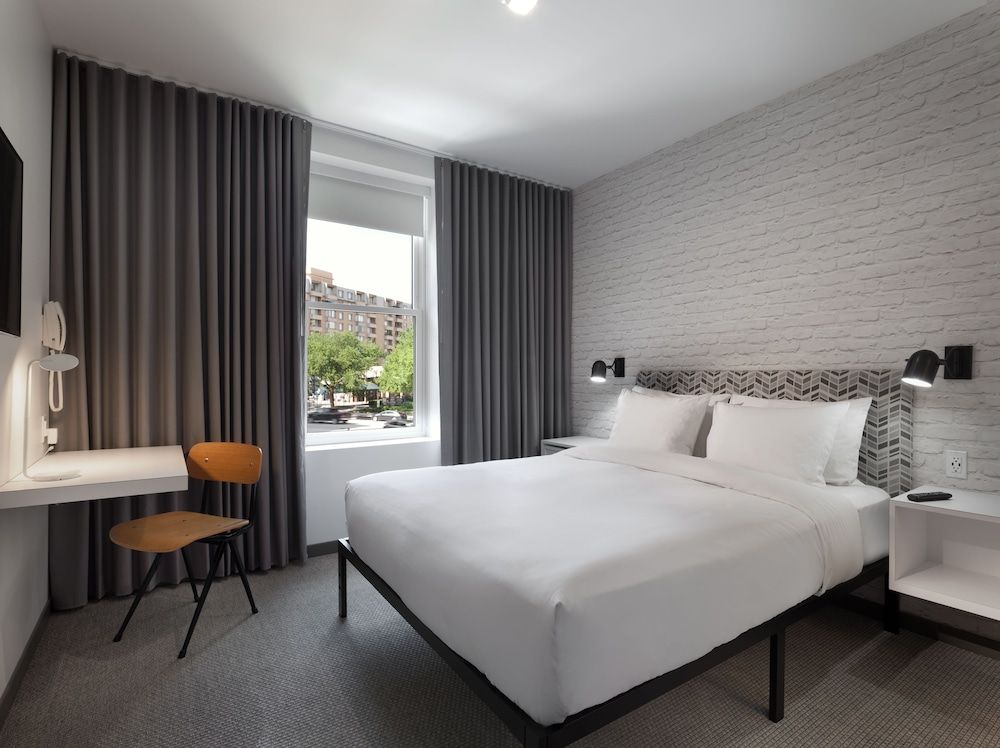 Room, 1 Queen Bed (Connector HiveQueen 4FL)
