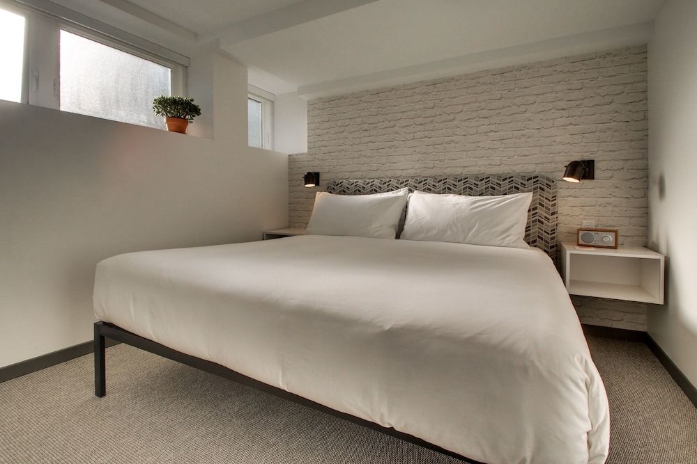 Room, 1 King Bed (Buzz)