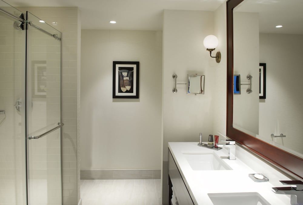 Marriott Syracuse Downtown Club Room, 1 King Bed with Sofa bed 5