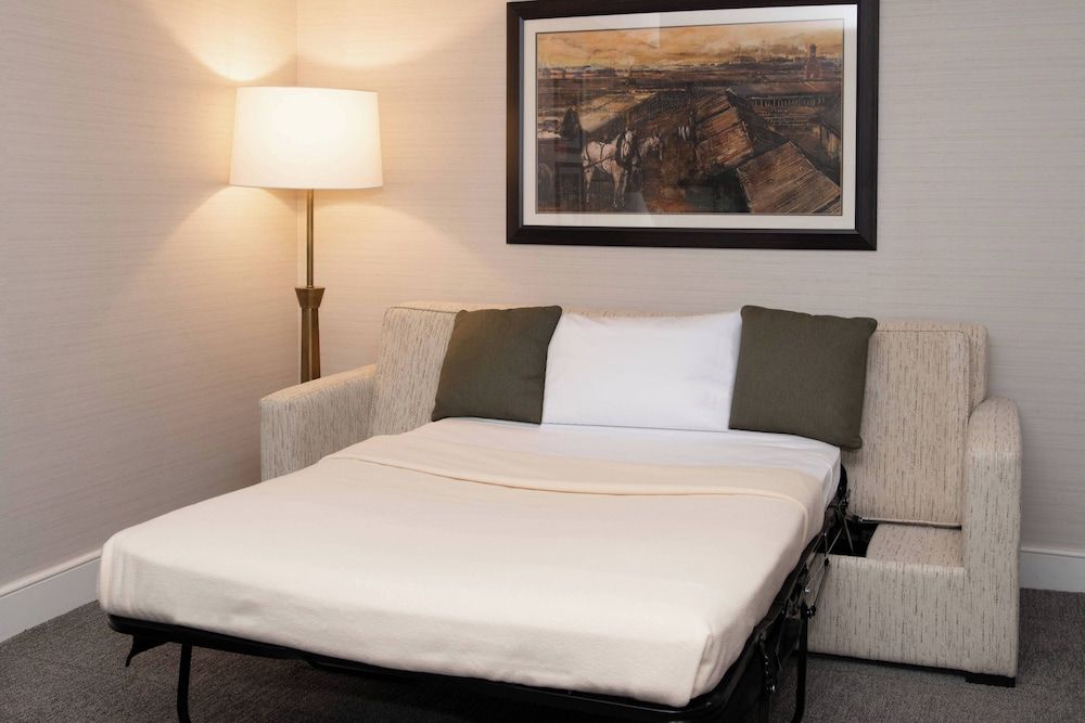 Marriott Syracuse Downtown Club Room, 1 King Bed with Sofa bed 3