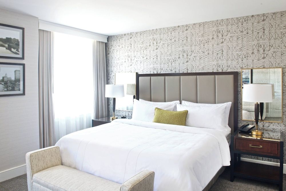 Marriott Syracuse Downtown Club Room, 1 King Bed with Sofa bed 2