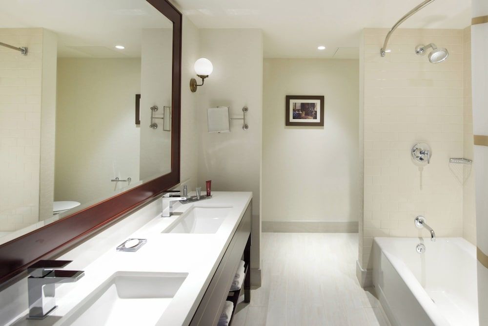 Marriott Syracuse Downtown Club Room, 1 King Bed with Sofa bed 6