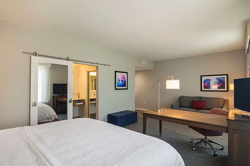 Room, 1 King Bed, Non Smoking, Refrigerator & Microwave (Wet Bar)