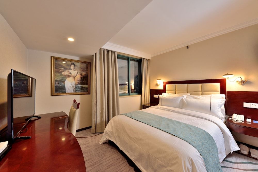 Haijun Hotel King Bed River View 6