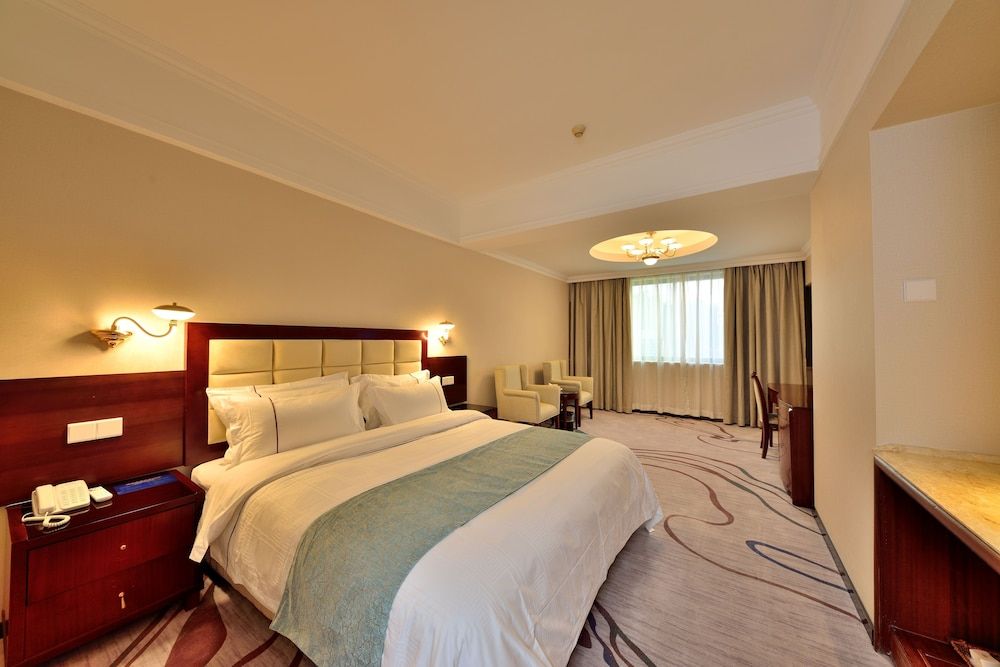 Haijun Hotel King Bed River View 3