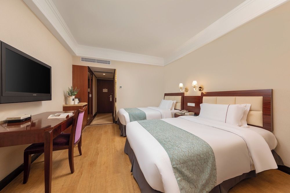 Haijun Hotel Deluxe Twin Room, City View 8