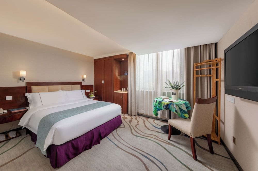 Haijun Hotel King Bed River View 5