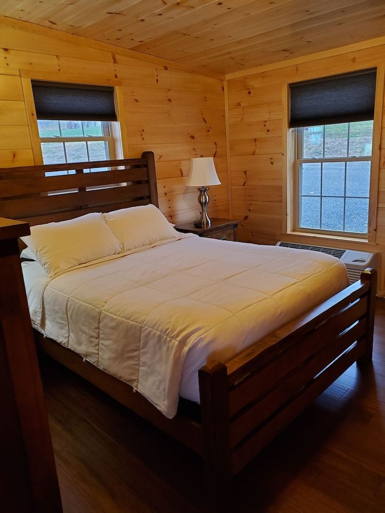Lakeview Double-Bedroom Deluxe Cottage