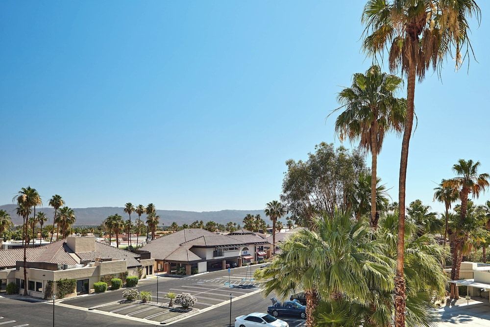 Suite, 1 King Bed, Non Smoking, Mountain View (Balcony)