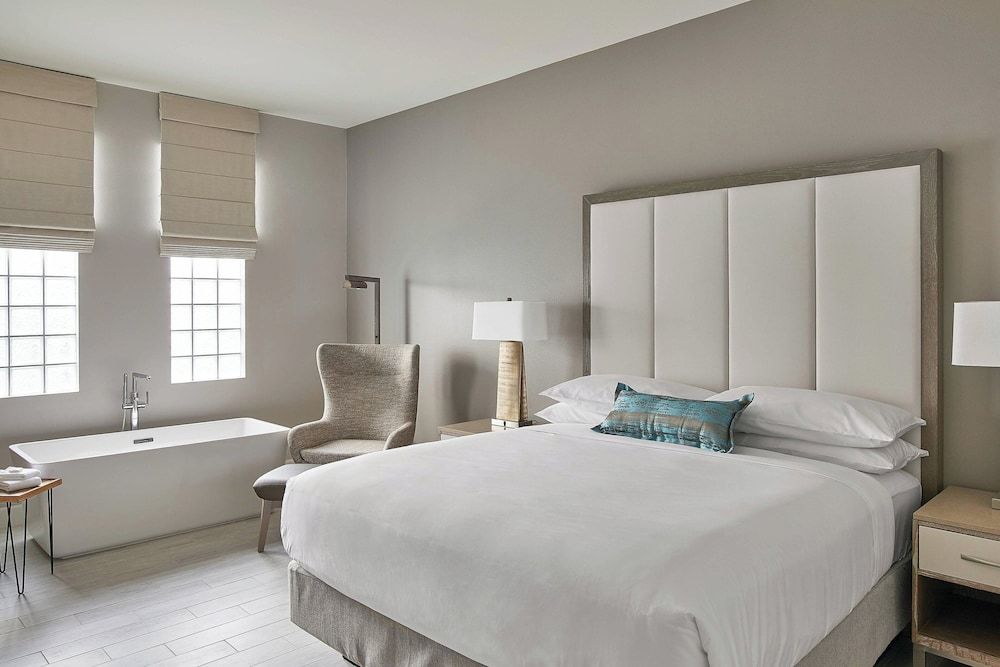 Premier Room, 1 King Bed, Non Smoking, Mountain View (Hearing Accessible)