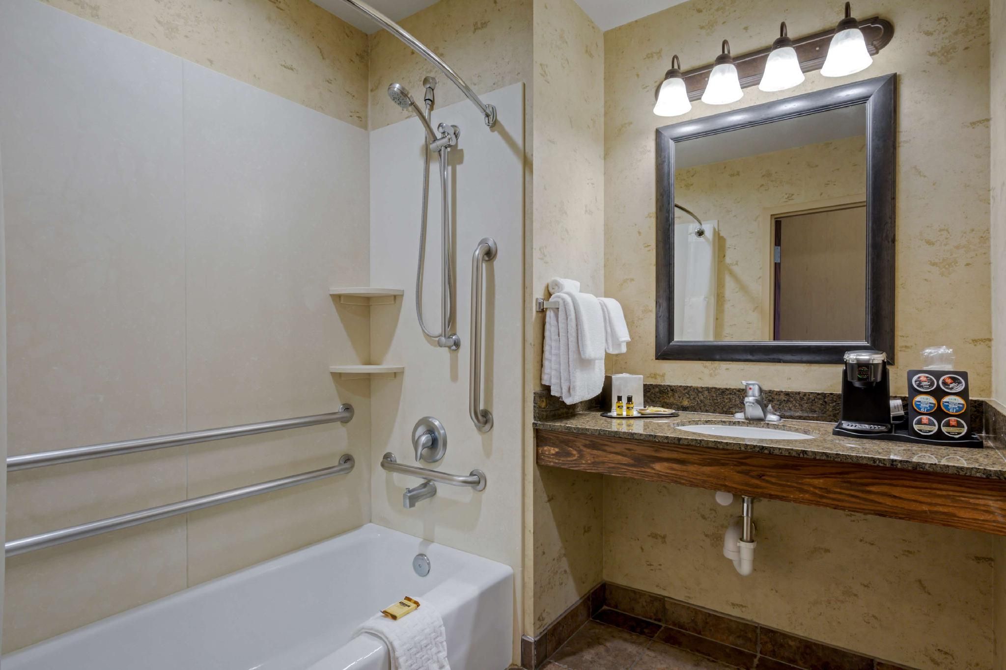 Best Western Plus Bryce Canyon Grand Hotel Accessibility - 1 King, Bathtub, Nonsmoking 3