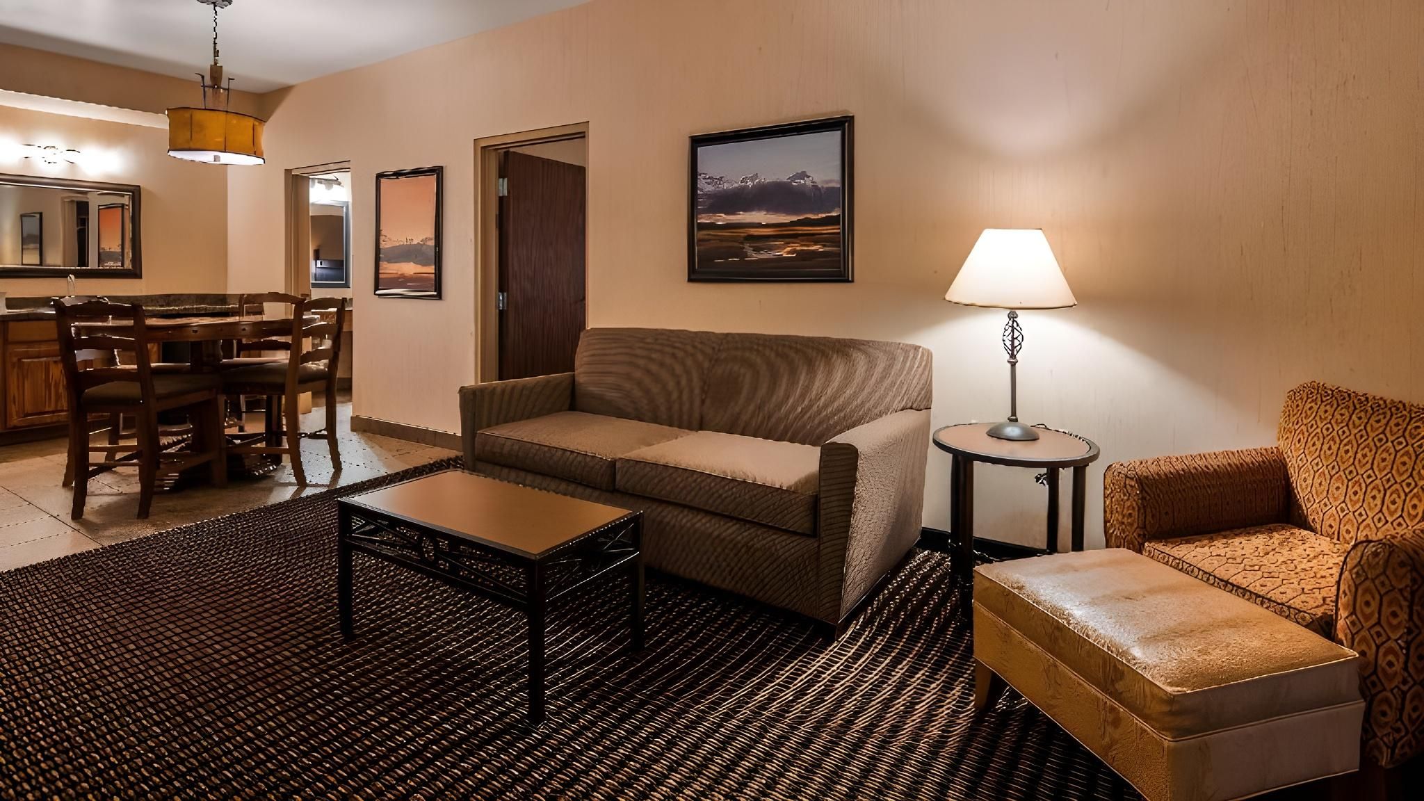 Best Western Plus Bryce Canyon Grand Hotel Accessible - Suite 1 King Bed, Mobility Accessible, Communication Assistance, Roll In Shower, Sofabe 3