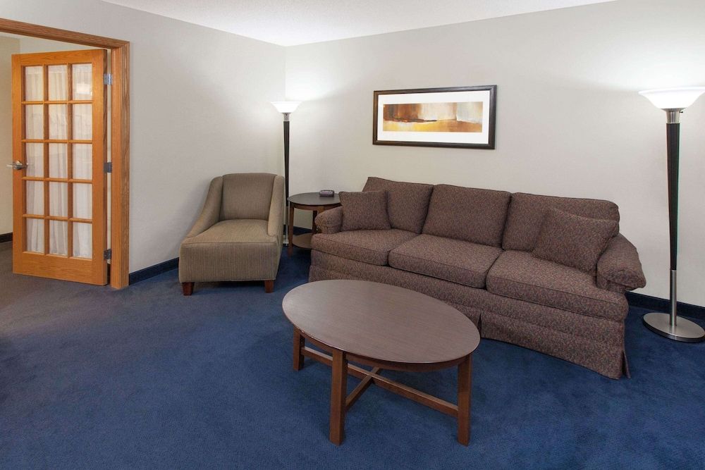 Suite, 1 King Bed (One-Bedroom Suite)