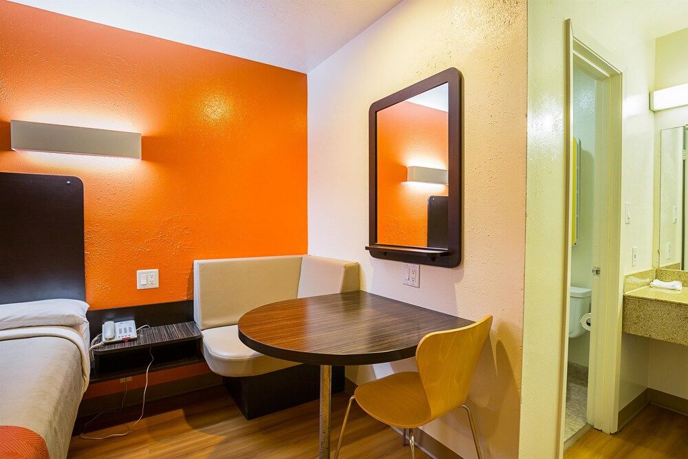 Motel 6 Madisonville, TX Standard Room, 1 King Bed, Non Smoking, Refrigerator & Microwave 9