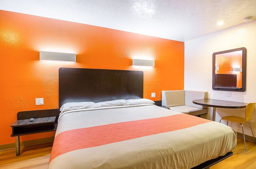 Motel 6 Madisonville, TX Standard Room, 1 King Bed, Non Smoking, Refrigerator & Microwave 2
