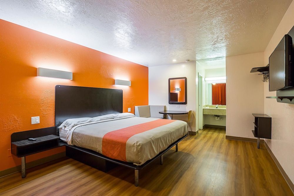 Motel 6 Madisonville, TX Standard Room, 1 King Bed, Non Smoking, Refrigerator & Microwave 4