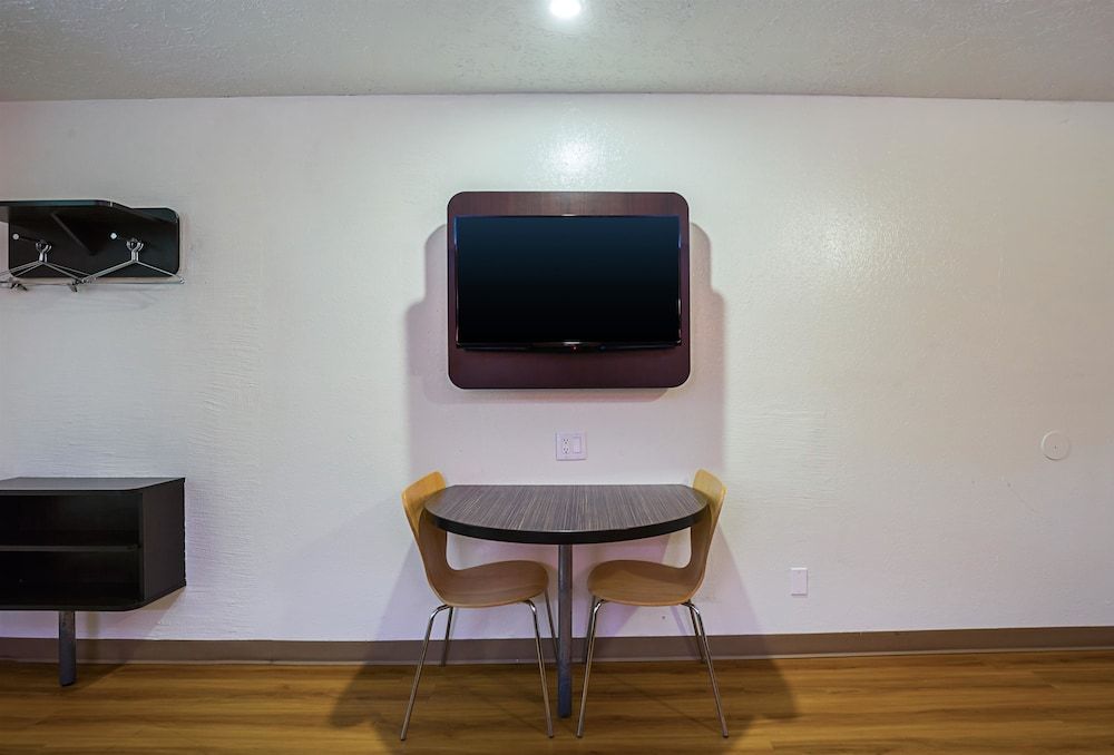 Motel 6 Madisonville, TX Standard Room, 2 Double Beds, Non Smoking, Refrigerator & Microwave 8