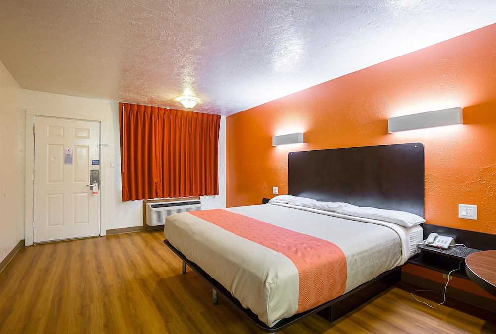 Motel 6 Madisonville, TX Standard Room, 1 King Bed, Non Smoking, Refrigerator & Microwave 3