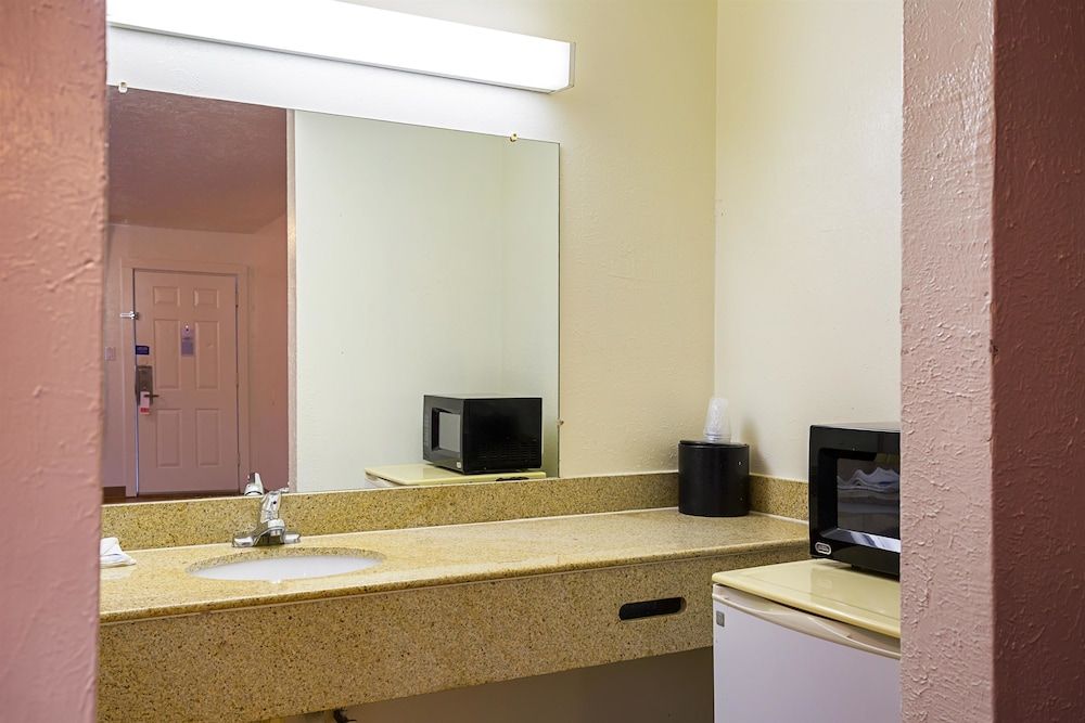 Motel 6 Madisonville, TX Standard Room, 2 Double Beds, Non Smoking, Refrigerator & Microwave 7