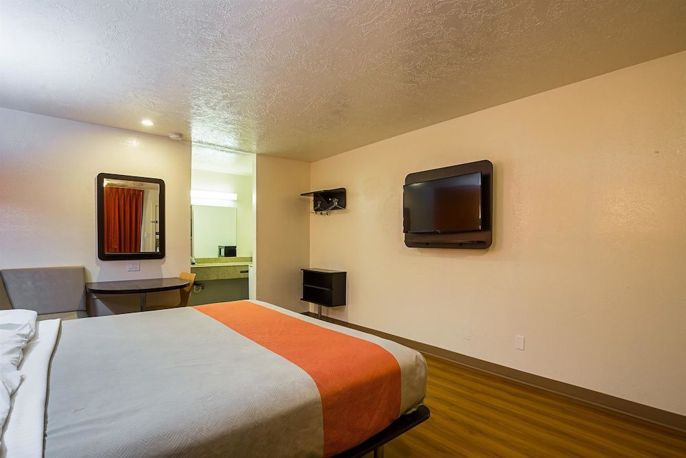 Motel 6 Madisonville, TX Standard Room, 1 King Bed, Non Smoking, Refrigerator & Microwave