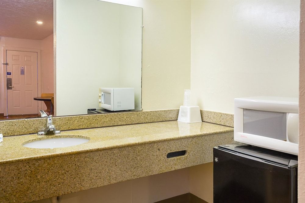 Motel 6 Madisonville, TX Standard Room, 2 Double Beds, Non Smoking, Refrigerator & Microwave 6