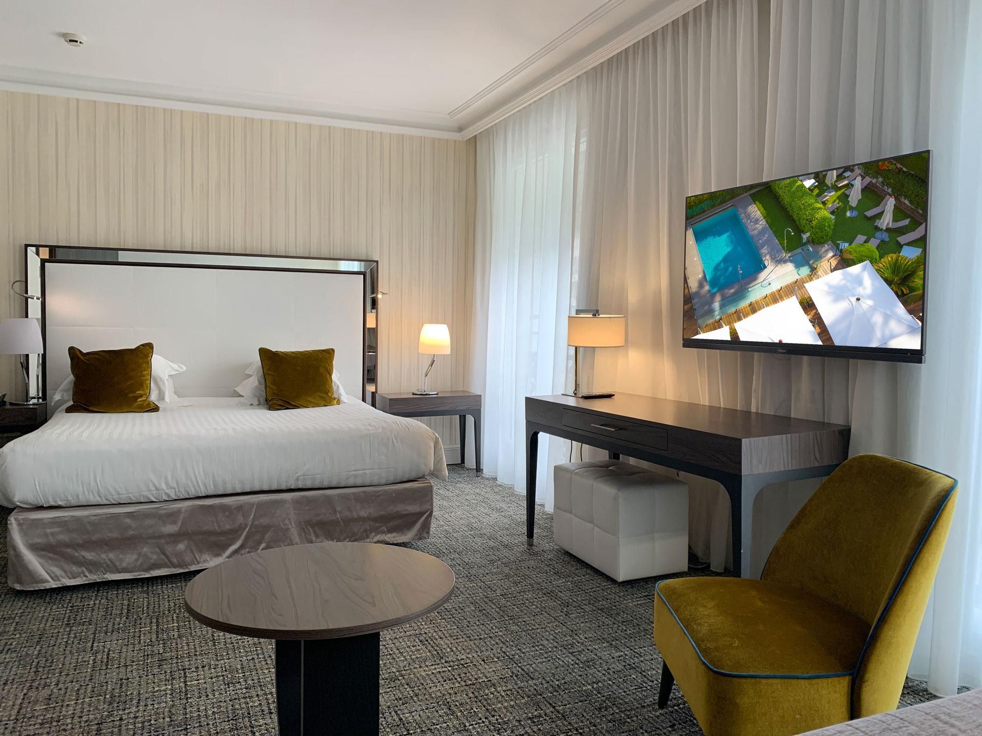 Junior Suite with Terrace and Pool View