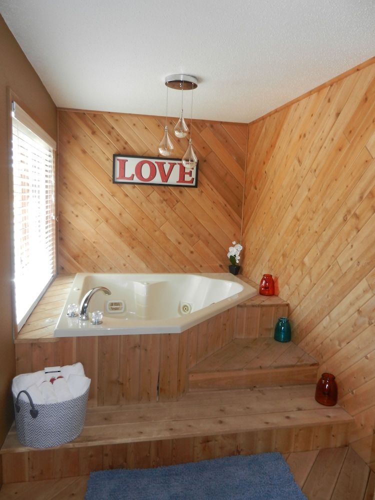 Deluxe Suite, 1 Queen Bed, Hot Tub