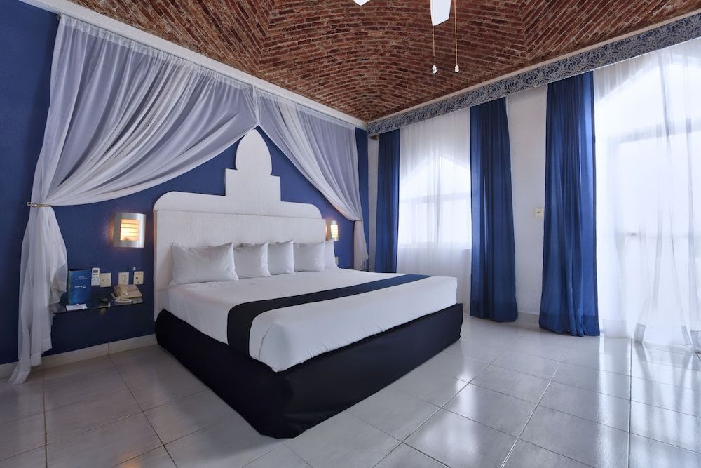 Hotel y Restaurante Villa Bejar Cuernavaca Honeymoon Suite with Jacuzzi 2