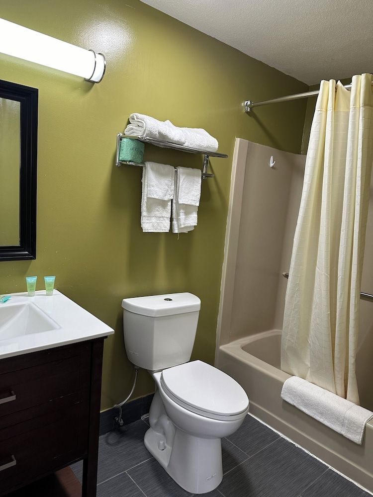 Wickford Motor Inn Room, 1 Queen Bed 5